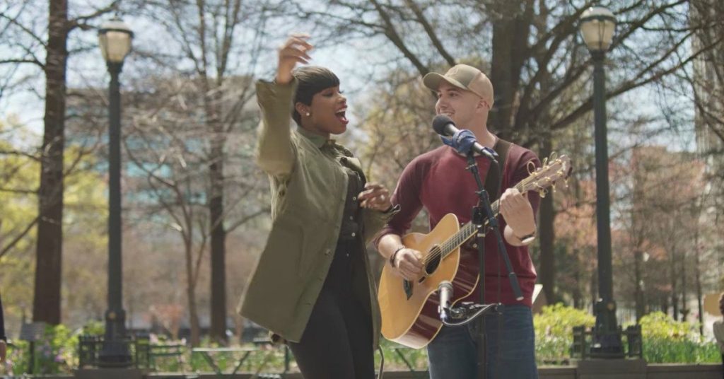 Jennifer Hudson Walks Up To Street Musician, Grabs Mic To Perform Amazing Duet