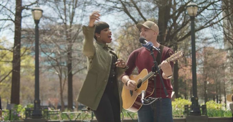 Jennifer Hudson Walks Up To Street Musician, Grabs Mic To Perform Amazing Duet