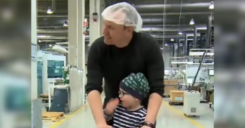 Coworkers Donate 3300 Hours To Widowed Man So He Can Care For Son With Leukemia