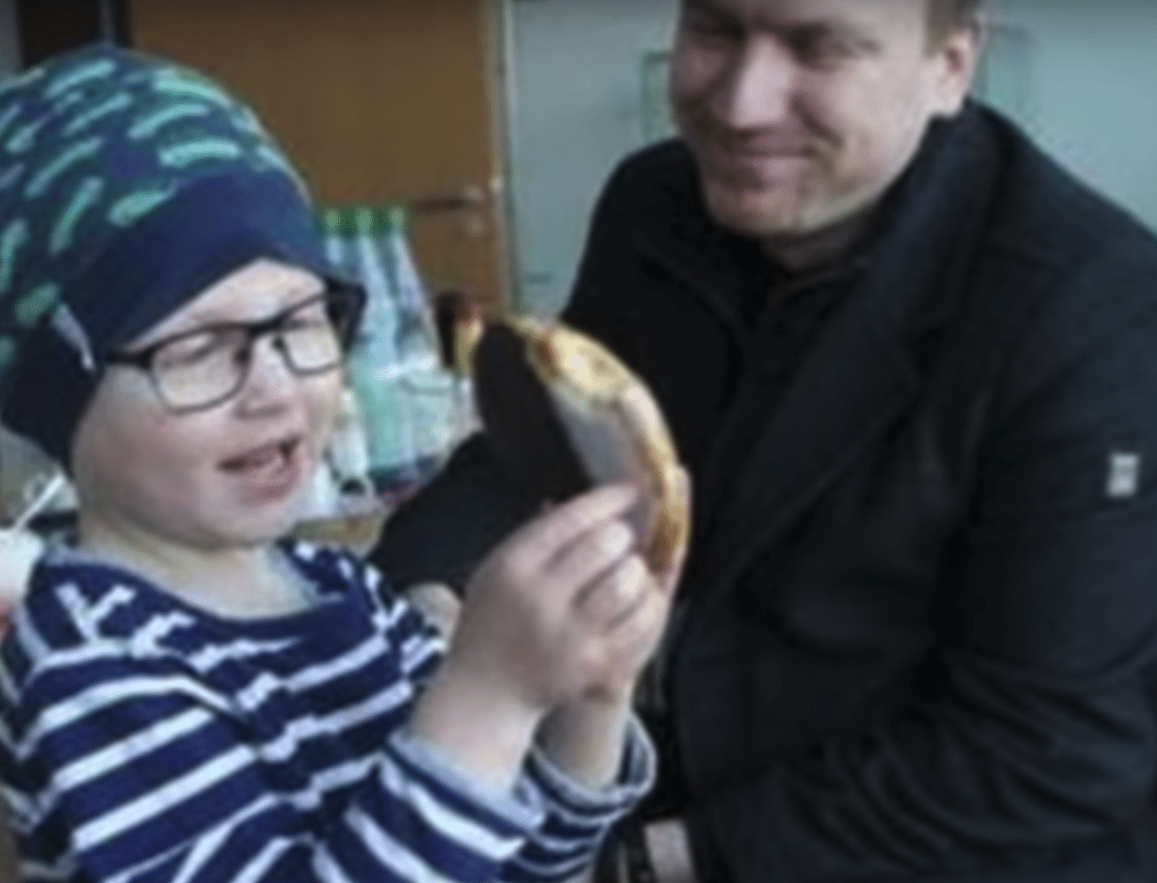Coworkers Donate 3300 Hours To Widowed Man So He Can Care For Son With Leukemia