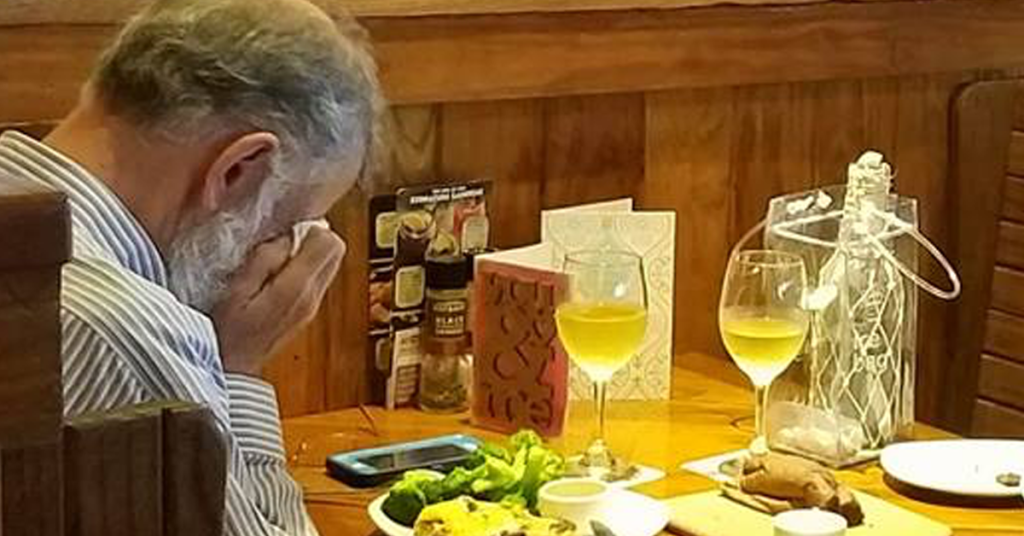 Stranger Spots Old Man Crying At Restaurant & Grabs Her Camera When She Sees Who’s Sitting Across From Him
