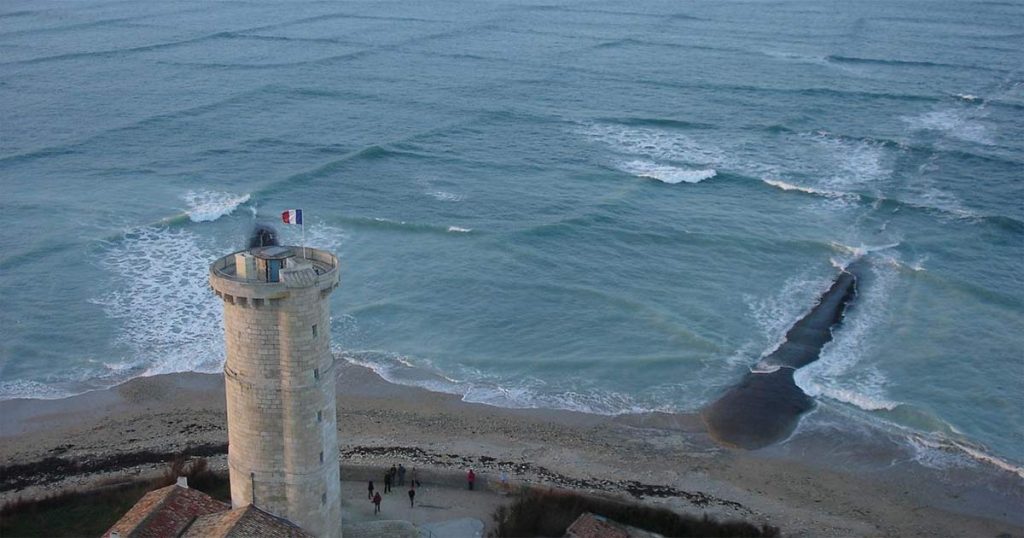 Man Spots ‘Square Waves’ In Ocean, Investigates And Discovers How Dangerous They Are