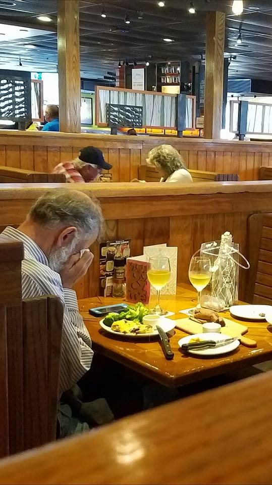 Stranger Spots Old Man Crying At Restaurant & Grabs Her Camera When She Sees Who’s Sitting Across From Him