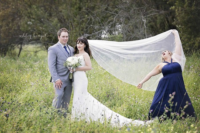 Maid Of Honor Steals The Show & Hilariously Invades Bride’s Portraits