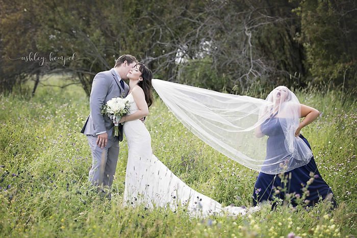 Maid Of Honor Steals The Show & Hilariously Invades Bride’s Portraits