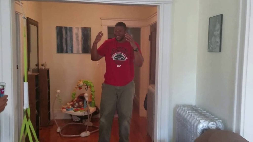 Man Hasn’t Seen His Mom In 10 Years, Falls To His Knees When She Shows Up At His Home