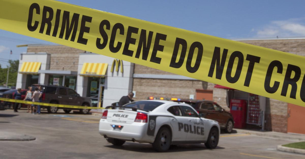 McDonald’s Employee Asks Manager To Hold His Bag… She Rushes Over To Nearby Cop After Looking Inside