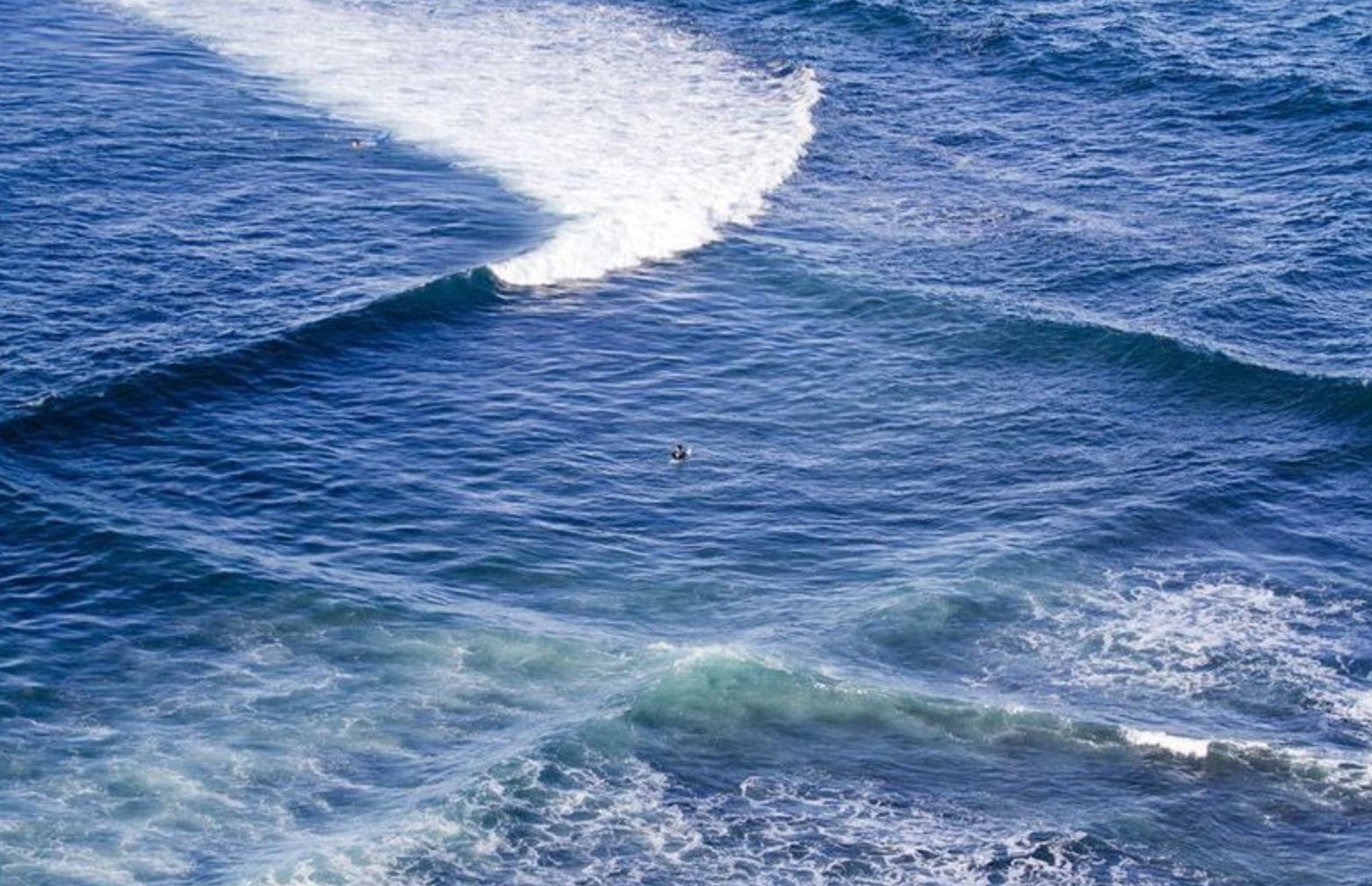 Man Spots ‘Square Waves’ In Ocean, Investigates And Discovers How Dangerous They Are