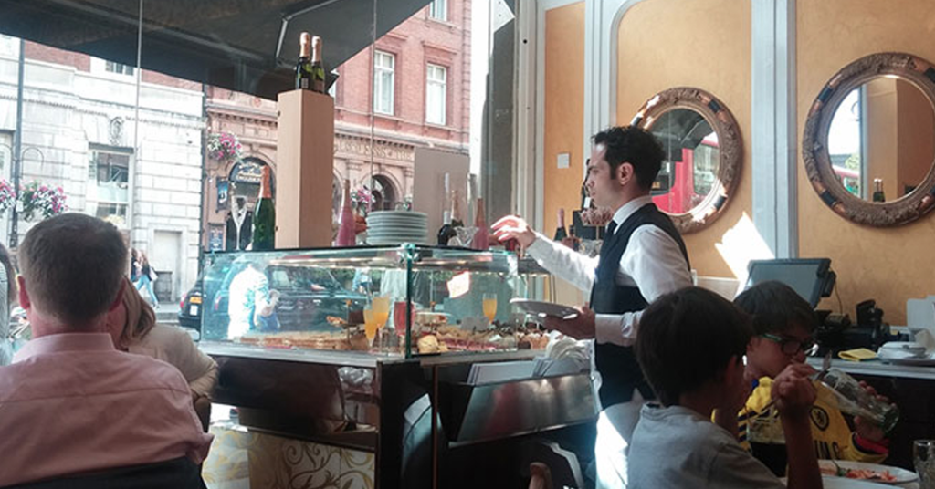 Waiter Gets Horrible Tip From Group Of Teens, But Watch What Happens When They Come Back In The Next Week