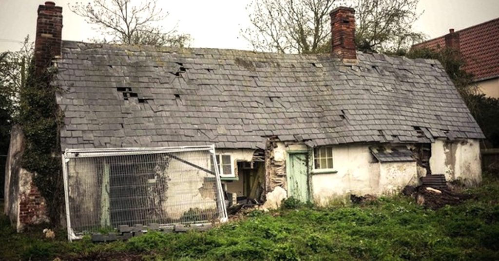 Old Lady Abandons Creepy Cottage And 9 Years Later A Stranger Goes Inside To Find It Untouched