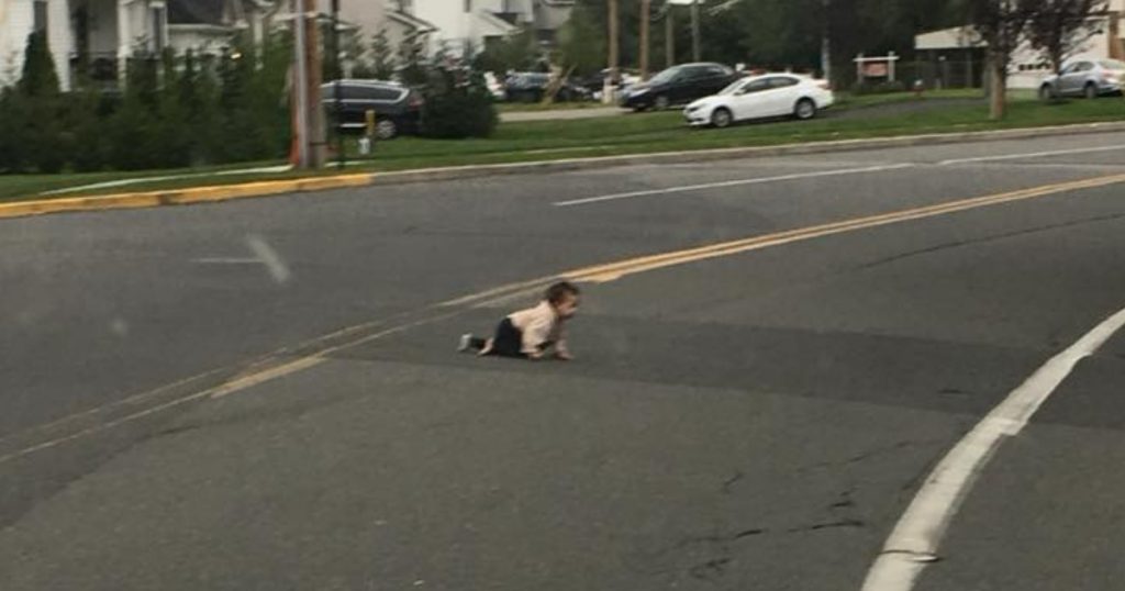Driver Sees Baby Crawling on Busy Street And Quickly Jumps Into Action