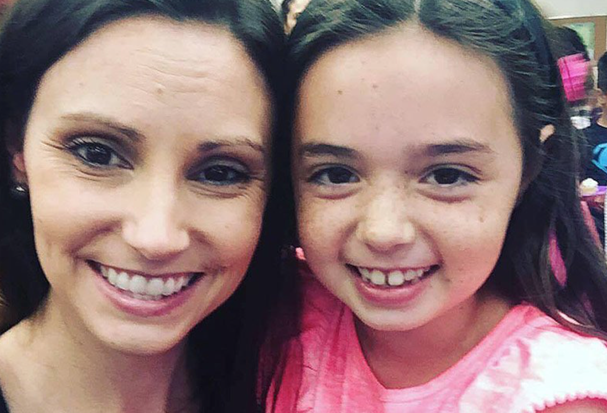 Touching Moment Flight Attendant Comforts a 9-Year-Old Girl when She Panics During Flight