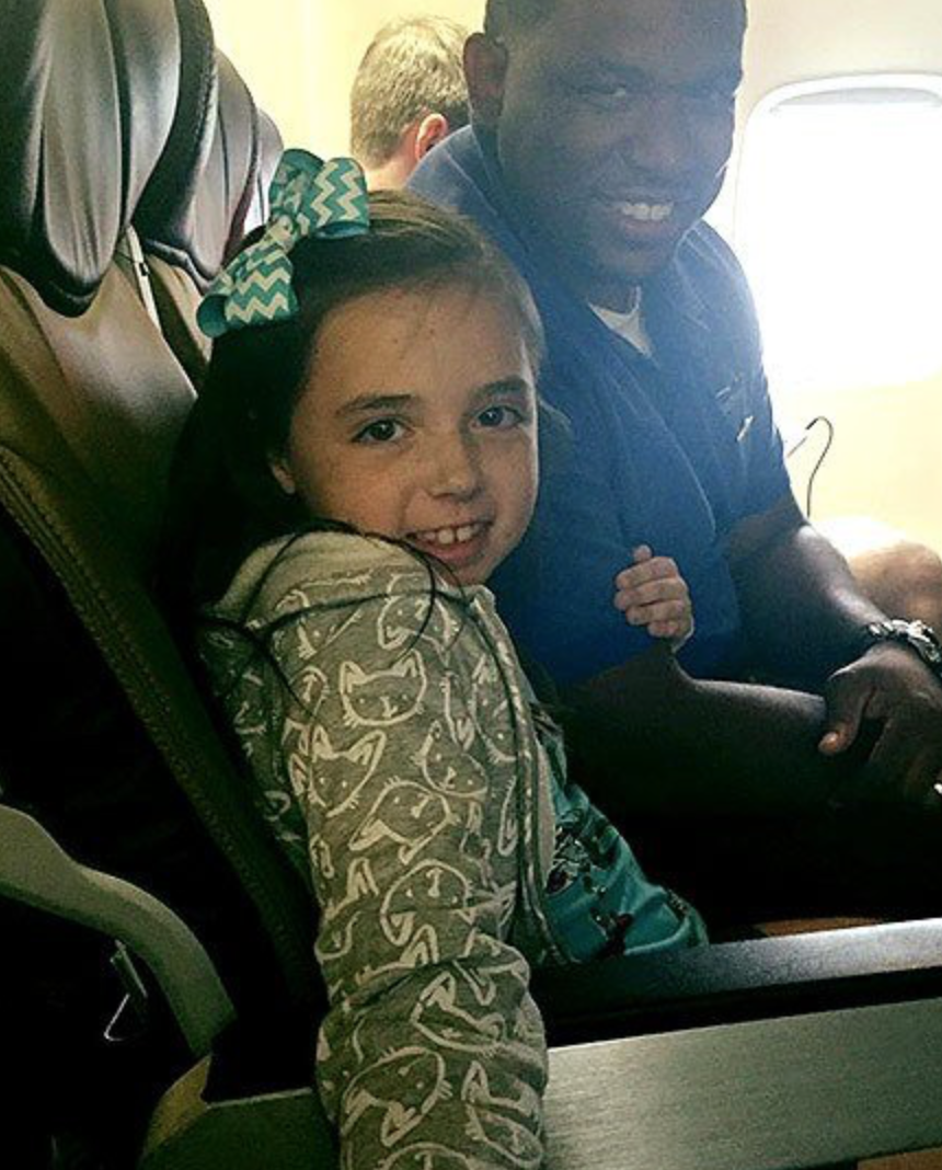 Touching Moment Flight Attendant Comforts a 9-Year-Old Girl when She Panics During Flight