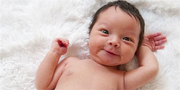 Newborn Baby Stuns Nurse When She Starts ‘Walking’ Moments After Birth