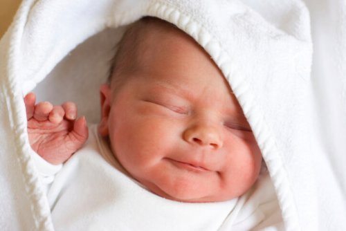 Newborn Baby Stuns Nurse When She Starts ‘Walking’ Moments After Birth