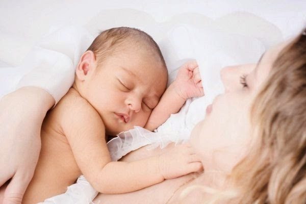 Newborn Baby Stuns Nurse When She Starts ‘Walking’ Moments After Birth